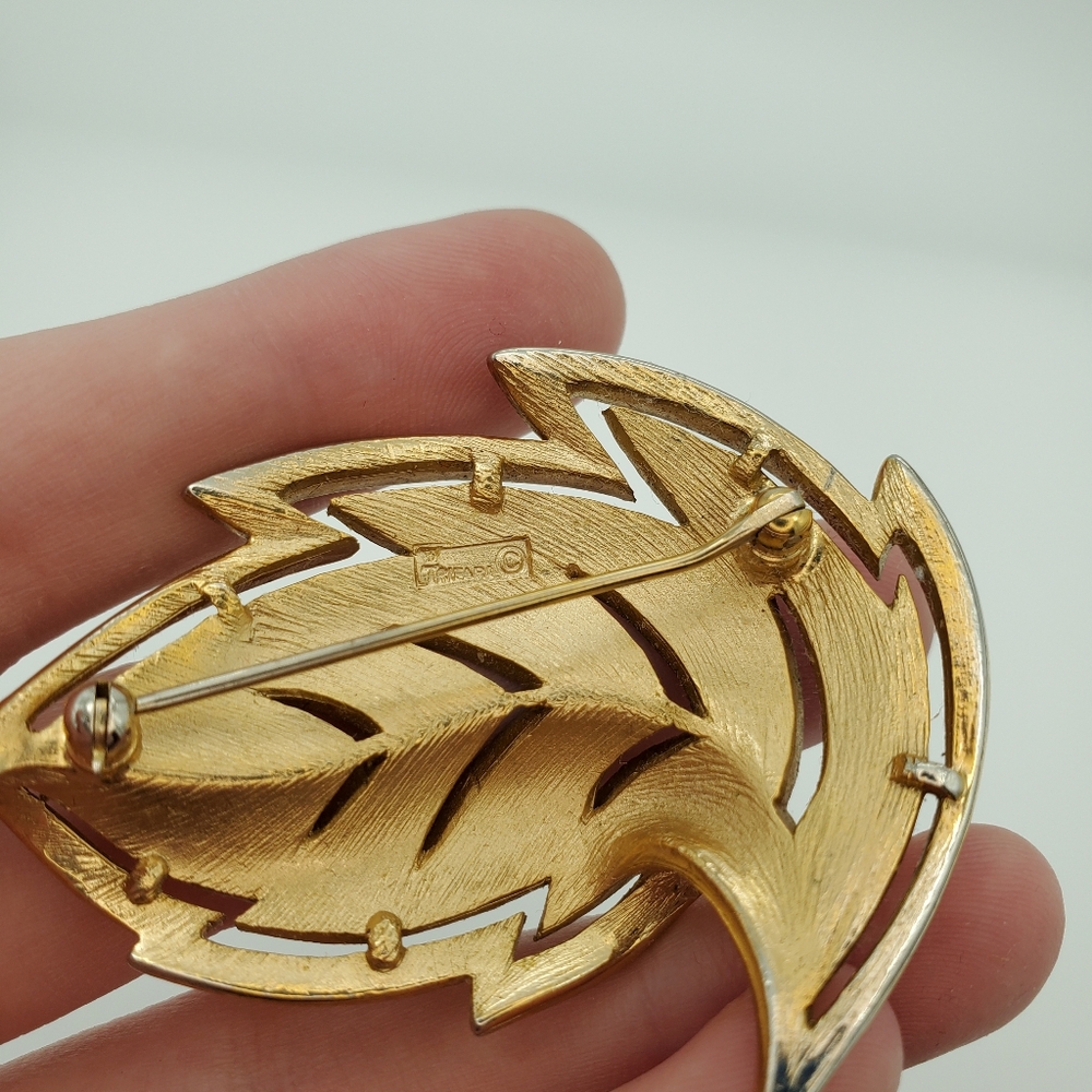 Vintage Trifari leaf pin - Picture 4 of 5